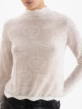 Sweater de cuello media polera y mangas largas, confeccionado en tejido liviano con trama en relieve tono sobre tono.