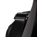 Bolso matero negro con estampado camuflado, confeccionado en poliéster. Cuenta con acceso de cierre doble, dos bolsillos externos con cierre, un bolsillo interno con cierre y dos bolsillos internos abiertos. Tiene correa regulable, asas fijas y compartimentos para notebook y matero.