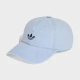 Gorra de béisbol Adidas con efecto lavado, confeccionada en sarga de algodón color celeste. Presenta el logo del Trifolio bordado en la parte frontal y cierre ajustable con anillos en forma de D en la parte trasera.