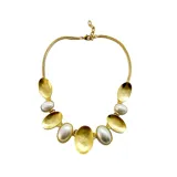 Collar corto dorado con eslabones gruesos y colgantes ovalados de bronce y perlas plásticas.