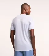 Remera deportiva de manga corta y cuello redondo, confeccionada en tejido de malla de poliéster. Presenta un diseño liso en color marrón con recortes laterales en poliamida.