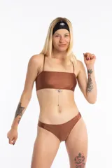 Bombacha de bikini tipo vedetina color óxido, con laterales de lycra sin elásticos y confeccionada en tela brillosa.
