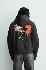 Sudadera con capucha de corte relajado y efecto lavado, confeccionada en mezcla de algodón con interior afelpado. Presenta manga larga, puños y bajo en rib, bolsillo frontal tipo canguro y estampado gráfico de Post Malone en el pecho.