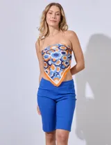 Bermuda color verde militar en gabardina elastizada, marca Ruby Rd. Pretina ancha elastizada. Delantera con bolsillos simulados. Trasera con bolsillos aplicados.