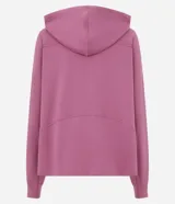 Campera deportiva con capucha ajustable, cierre frontal por cremallera, mangas largas con sisa raglán y puños ajustados. Presenta bolsillo tipo canguro y cordones con lettering estampado.