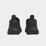 Championes de running Norda 001A, color negro, diseñados para ultradistancia. Presentan una construcción técnica con tejido Dyneema biocircular, entresuela de Arnitel TPEE para retorno de energía y suela Vibram con tecnología Litebase y Megagrip con tacos de 5 mm.