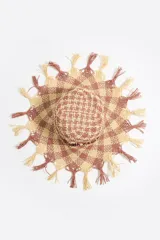 Sombrero de ala ancha confeccionado en rafia de papel con diseño de tejido a cuadros en tonos verde y beige. Presenta bordes deshilachados y logo bordado en color rojo en la parte frontal.
