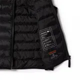 Chaleco acolchado negro con cierre frontal y cuello alto. Logo de Lacoste bordado en el pecho.