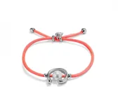 Pulsera de hilo color fucsia con fornitura bañada en plata de ley y perla shell.