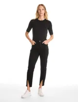 Jean skinny de tiro alto con pierna ajustada, cierre frontal con botón y bolsillos funcionales. Presenta un diseño con tajos en el ruedo delantero.