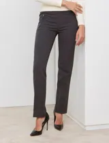 Pantalón de vestir marrón de la marca Zac & Rachel, corte recto, con bolsillos metálicos simulados en la parte delantera y bolsillos ojal simulados en la parte trasera.