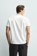 Camiseta de corte regular, cuello redondo y manga corta, confeccionada en tejido de peso medio.