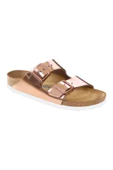Sandalias Birkenstock Arizona color cobre metálico, con dos correas ajustables con hebillas metálicas.
