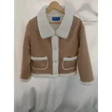 Campera gamulán corta para mujer, de color beige con forro y detalles de corderito blanco en el cuello, solapa frontal, bolsillos y puños. Cuenta con cierre frontal de botones y dos bolsillos delanteros con solapa.