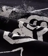 Remera negra de algodón con corte oversized, cuello redondo y mangas cortas. Presenta un gran estampado en la espalda con la imagen en blanco y negro del rapero Snoop Dogg y una estampa más pequeña en el frente.