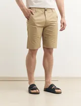 Bermuda color verde con bolsillos laterales y traseros.