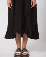 Sandalias bajas negras con plataforma y tiras de cuero sintético con tachas y cadenas decorativas.