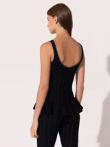 Musculosa negra con rayas verticales azules, de tejido elastizado, con breteles y volados en la parte inferior.