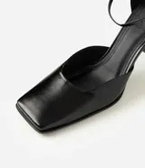 Zapato de taco alto Satinato, color negro, con puntera cuadrada, taco bloque y tira ajustable en el tobillo con hebilla metálica.
