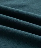 Suéter básico de punto color verde oscuro, de manga larga, con cuello redondo y puños y bajo acanalados.