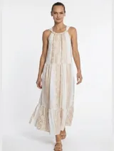 Vestido largo blanco de algodón con escote halter y espalda descubierta, con detalles bordados de inspiración geométrica en tonos tostados.