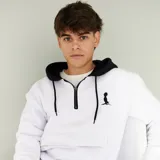 Canguro blanco con capucha forrada en negro, cierre parcial con cremallera, bolsillo tipo canguro con solapa y logo estampado en el pecho.