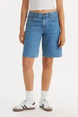 Short de jean de tiro medio, corte recto y largo hasta la rodilla.