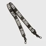 Correa para cartera de poliéster en color negro con el logo de la marca estampado en blanco de forma repetida. Cuenta con detalles en cuero vegano en los extremos y ganchos metálicos tipo mosquetón para intercambiar fácilmente.