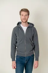 Campera de algodón con capucha, cierre frontal completo y bolsillos tipo canguro. Presenta un acabado lavado y puños y ruedo acanalados.