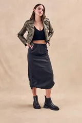 Falda midi negra estilo parachute, con cintura elástica, bolsillos laterales tipo cargo y cordones ajustables en el ruedo.