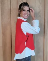 Chaleco tejido de punto en lana lambswool, con cuello redondo, diseño sin mangas y aberturas laterales en el ruedo.