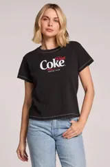 Remera de manga corta negra con costuras a la vista en color blanco y estampado frontal con el logo de Diet Coke Social Club.