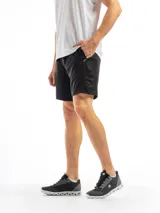 Short deportivo corto de color negro, confeccionado en tejido técnico de poliéster. Cuenta con cintura elástica, bolsillos laterales y pequeño logo estampado en la pierna.