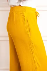 Pantalón palazzo amarillo mostaza de viscosa con cintura elástica y cordón ajustable.