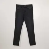 Pantalón de jean gris oscuro, corte slim, con bolsillos delanteros y traseros.