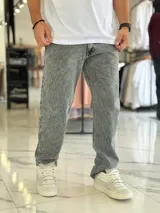Pantalón de jean de corte recto y tiro mid, en color celeste clásico con efecto lavado.