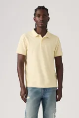 Remera polo Levi's de color amarillo claro, con cuello clásico y cierre frontal de botones, manga corta y corte recto.