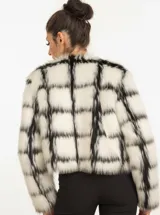 Chaqueta corta de piel sintética con estampado a cuadros en blanco y negro, de corte recto y manga larga.