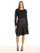 Vestido tejido midi de la marca Julia Jordan, color negro con estampado de líneas verticales blancas. Tiene escote a la base y manga larga.