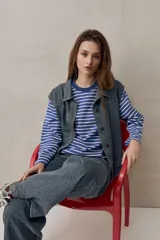 Remera de manga larga a rayas azules y blancas, de calce relajado, confeccionada en algodón con cuello redondo.