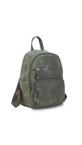 Mochila color marrón claro de símil cuero con bolsillos frontales con cierre. Tiene asa de mano rígida y correas regulables.