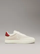 Zapatillas urbanas Calvin Klein Jeans color crema, con logo "CK" bordado en el lateral y detalle en color borgoña en el talón. Confeccionadas en lona y gamuza.