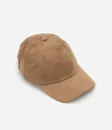 Gorra de béisbol color marrón claro, confeccionada en gamuza sintética, con visera curva y ajuste trasero.