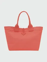 Bolso tipo shopper de gran tamaño, confeccionado en lona resistente color caqui. Presenta un diseño minimalista con doble asa superior y un cierre frontal característico mediante una trabilla de cuero con pasador metálico.