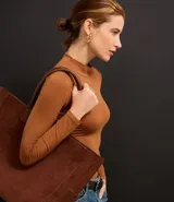 Body negro de media malla con cuello alto y mangas largas.