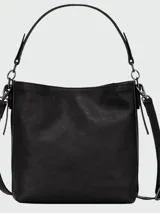 Cartera crossbody pequeña de cuero negro, con diseño estructurado, solapa frontal con detalle de logo grabado y correa ajustable.