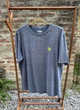 Remera blanca de algodón con estampado de un vaso de limonada pixelado y la frase "Summer Flavor".