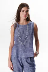 Top sin mangas de corte recto y holgado, confeccionado en tejido de lino con textura jaspeada en tono azul. Presenta cuello redondo y un diseño minimalista ideal para climas cálidos.