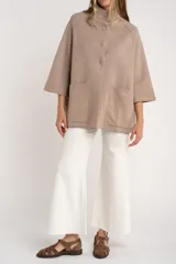 Cárdigan marrón de tejido de punto con cuello alto, manga 3/4 y cierre frontal con botones.