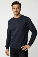 Buzo de cuello redondo y manga larga, de calce clásico y diseño liso en color azul marino.